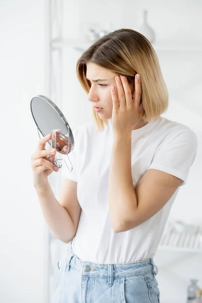 Pele envelhecimento dermatologia problema mulher rosto espelho — Fotografia de Stock