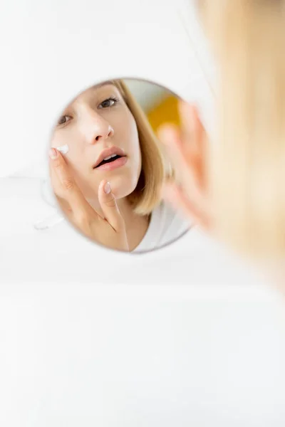 Pelle idratante procedura anti-invecchiamento viso donna — Foto Stock