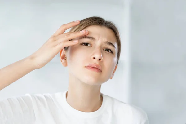 Pelle sensibile acne problema donna toccare il viso — Foto Stock