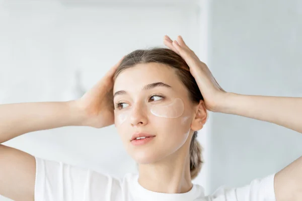 Gezichtsverzorging kosmetologie behandeling vrouw gezicht — Stockfoto