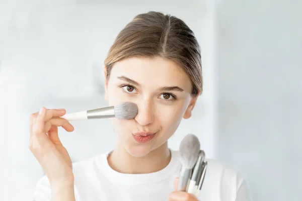 Dagelijkse make-up van toepassing stichting vrouw borstel huid — Stockfoto