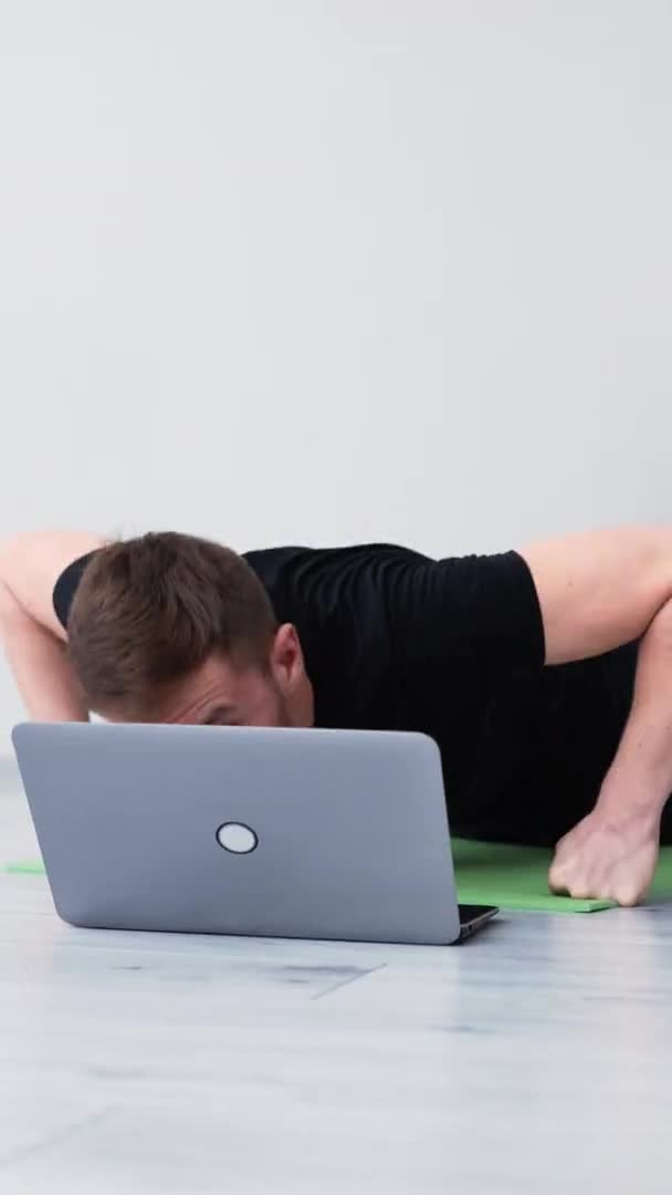 Hård träning utmattad man svaga händer online — Stockvideo