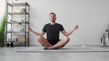 Zen 'i yakalayın. Rahat adam meditasyon evi.