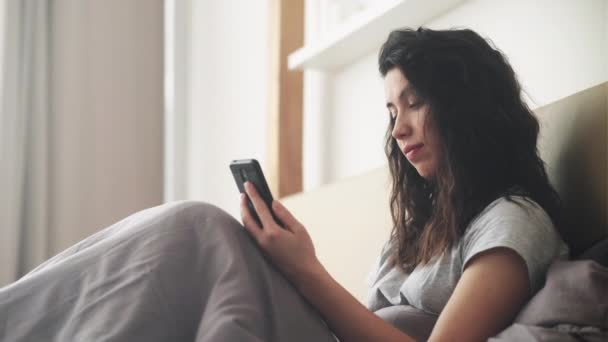 Telefon argumentować mobilny konflikt online kobieta wiadomość — Wideo stockowe