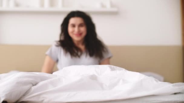 Felice risveglio nuovo giorno riposato donna accogliente camera da letto — Video Stock