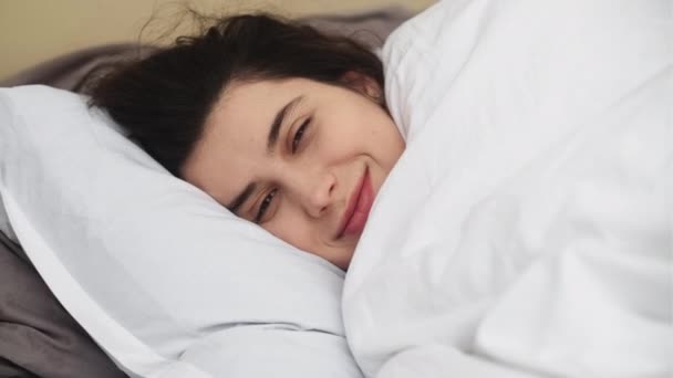 居心地の良いベッドルーム良い朝の睡眠休憩女性のベッドルーム — ストック動画