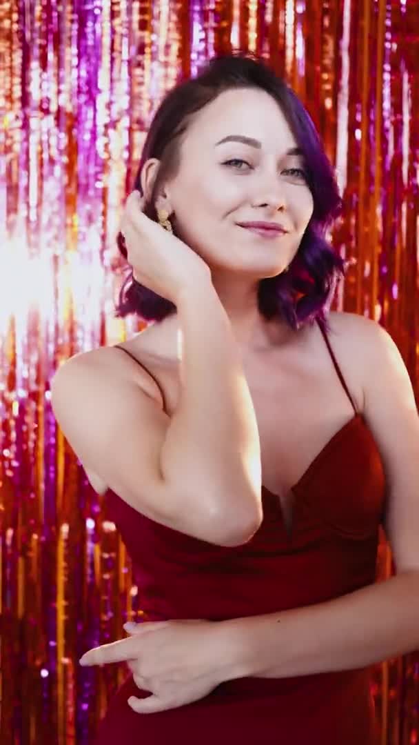 Vánoční večírek stylový žena slavnostní vzhled pěkný — Stock video