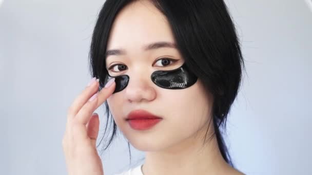Under eye moisturizing beauty procedure pads woman — Stock Video