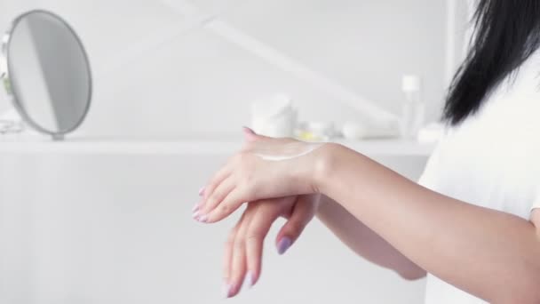 Mano hidratante cuidado de la piel mujer aplicar crema — Vídeos de Stock