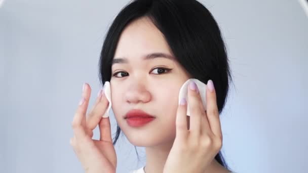 Perawatan kulit toner wajah wanita cantik pembalut kapas — Stok Video