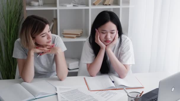 Tarea problema estudio sobrecarga presión niñas — Vídeo de stock