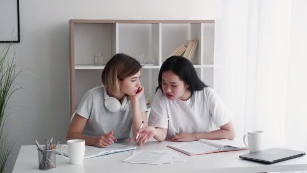 Lição de casa feito coffee break estudante educação meninas — Vídeo de Stock