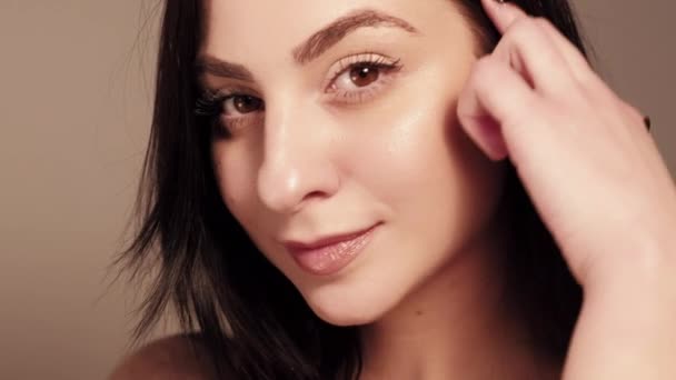 Ögonbrynskorrigering ögonbrynsform skönhet kvinna ansikte — Stockvideo