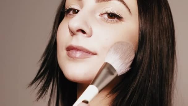 Přírodní make-up krása tvář kůže žena prášek štětec — Stock video