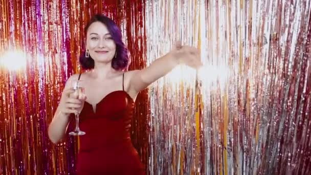 Fiesta de navidad fiesta mujer fiesta bebida — Vídeo de stock