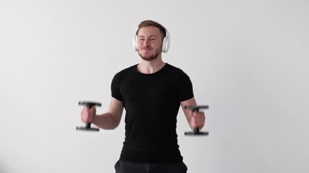 Spordan zevk alan mutlu adam spor salonundan güçlü vücudu kaldırıyor — Stok video