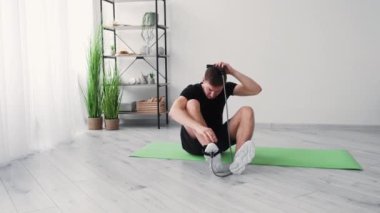 Spor başarısız adam evde sıkı antrenman yapıyor.