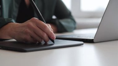 dijital tasarım sanatçısı el kalemi
