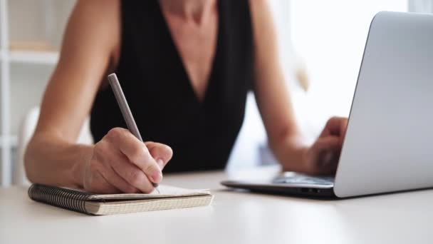 Internet aprendizaje en línea investigación mujer estudiante — Vídeos de Stock