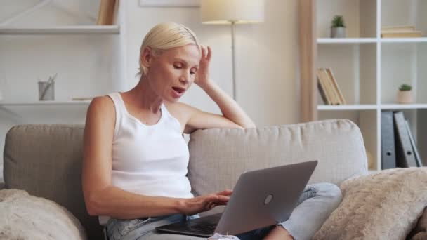 Online dejta romantisk chatt mogen kvinna bärbar dator — Stockvideo