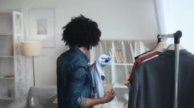 taşınma günü mutlu yer değiştirme Arap adam kutu paketleme