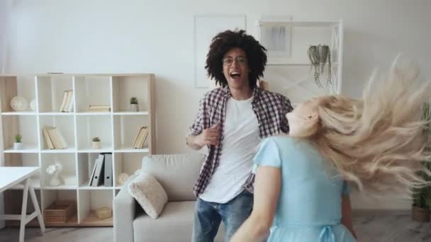 Home party multiraciális barátság pár tánc — Stock videók