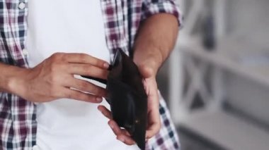 Finansal kriz para kaybı meteliksiz adam cüzdanı