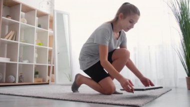 Çocuklar evde spor yapıyor. İnternette ders veriyor.