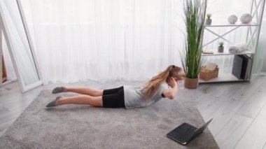 Spor sporu çevrimiçi beden eğitimi öğretmeni.