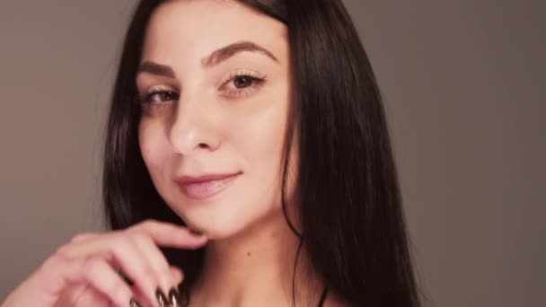 Vonzó nő természetes szépség tiszta sima arc — Stock videók