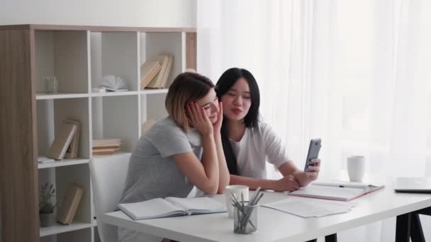 Selfie divertimento diversità amicizia foto ragazze telefono — Video Stock