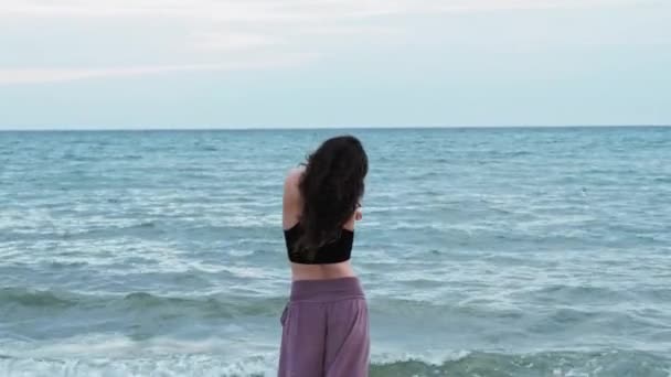 Океан танец boho женщина море наслаждаясь пляжными волнами — стоковое видео