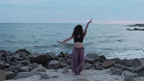 Χορό έμπνευση θάλασσα ελευθερία γυναίκα ωκεανό παραλία — Αρχείο Βίντεο