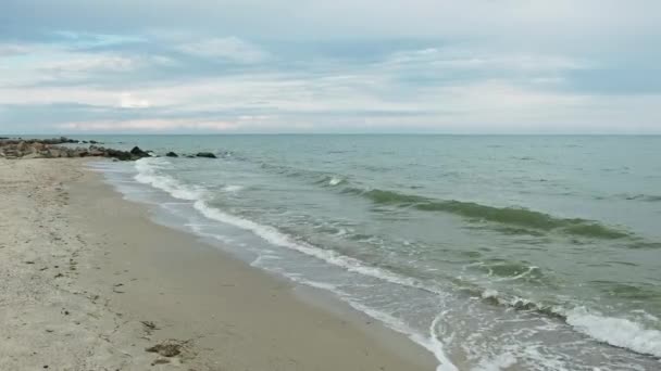Okyanus manzarası plaj dalgaları yaz deniz ufku gökyüzü — Stok video