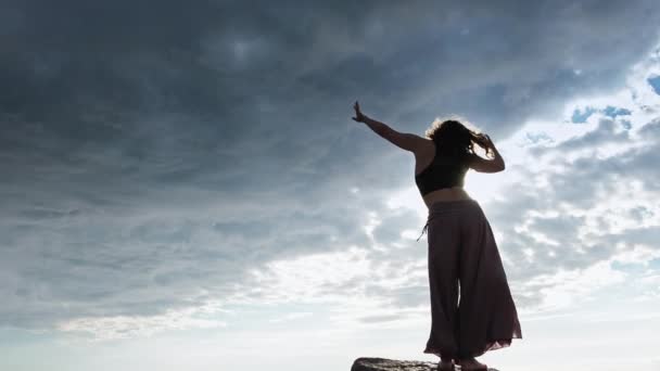 Dança espiritual natureza harmonia mulher céu luz solar — Vídeo de Stock