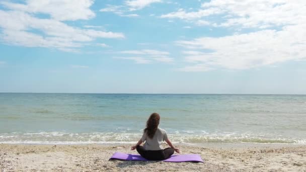 Mar meditação natureza harmonia mulher ioga oceano céu — Vídeo de Stock