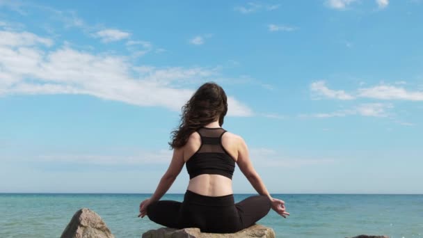 海洋静坐自然瑜珈女人海滩波浪天空 — 图库视频影像
