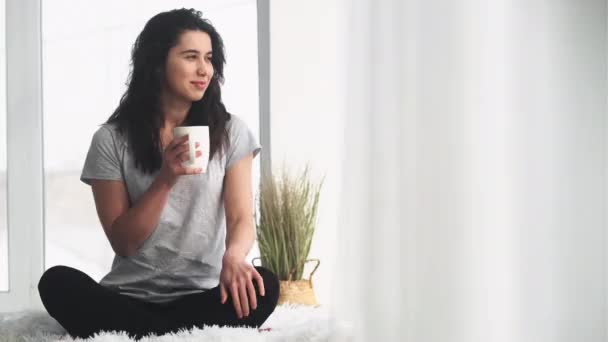 Кофе расслабляющий утренний чай женщина Кубок окно — стоковое видео