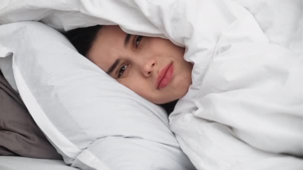 Slapeloze ochtend rusteloze vrouw slapeloosheid lui bed — Stockvideo