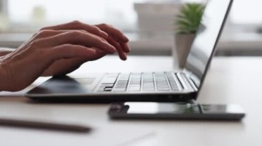 çevrimiçi içerik dijital pazarlama adamı elleri daktilo