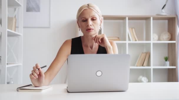 Online lärande mogen kvinnlig student video lektion — Stockvideo