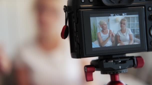 Cuidado de la piel tutorial video blog senior woman gua sha — Vídeo de stock