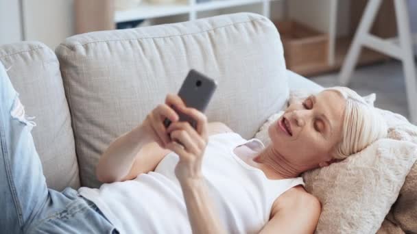Flirtare online distanza rapporto donna anziana — Video Stock