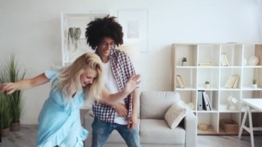 Çiftler eğlenceli çılgın hafta sonu çok ırklı danslar