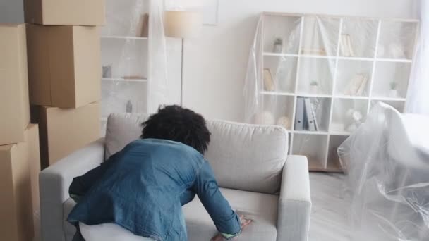 Casa reubicación nueva vida árabe chico moviendo muebles — Vídeo de stock