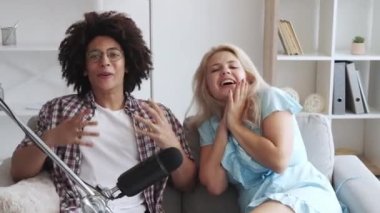 Çift ev video bloğu çok ırklı etkileyicilerle röportaj yapıyor