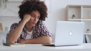sanal kurs yorgun Arap adam sıkıcı video dersi