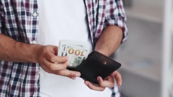 Гроші заощадження фінансовий дохід чоловік підрахував долар — стокове відео