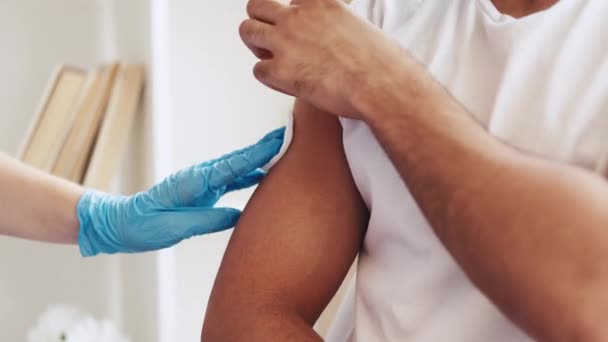 Influensa skott covid-19 vaccin läkare patientens skuldra — Stockvideo