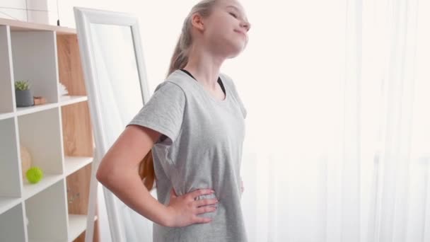 Домашнє тренування підліток спортивні ранкові вправи — стокове відео